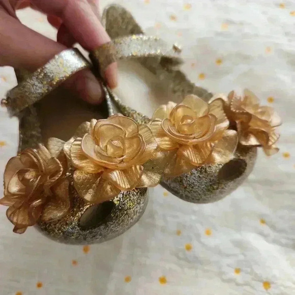 Mini Melissa Mini Ultragirl Garden FLORAL Clear Glitter Gold size 6c Excellent - Picture 2 of 3